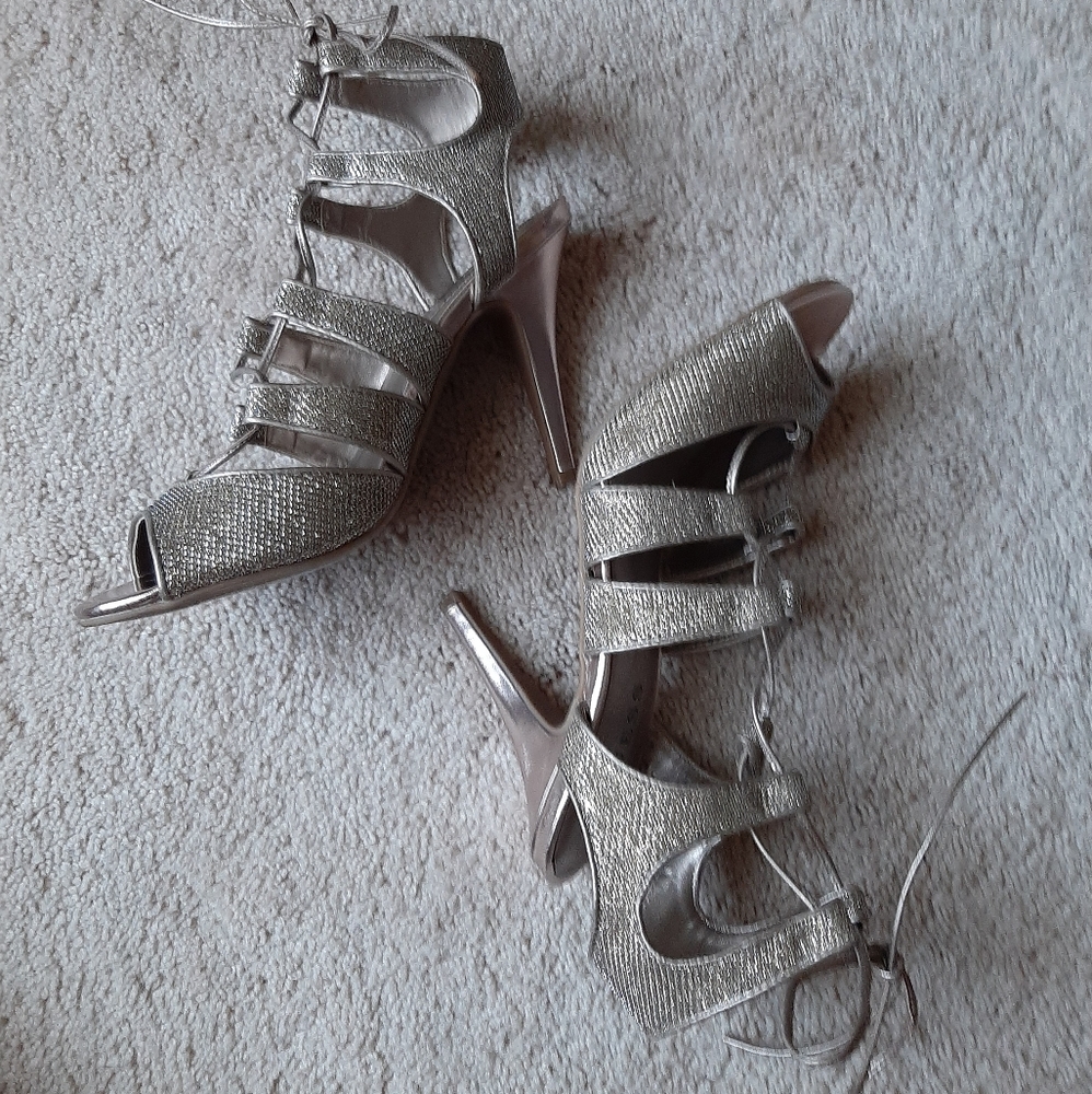 🎉HOST PICK🎉GUESS Heel Lace Up - Picture 2 of 8